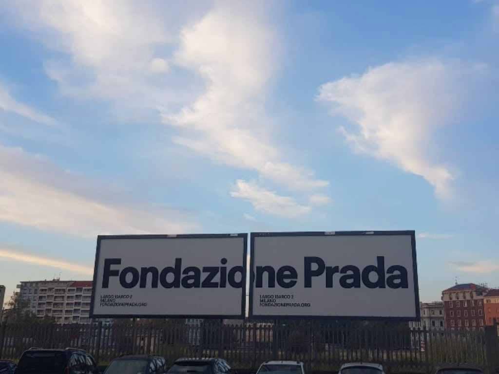 Cartellone Fondazione Prada