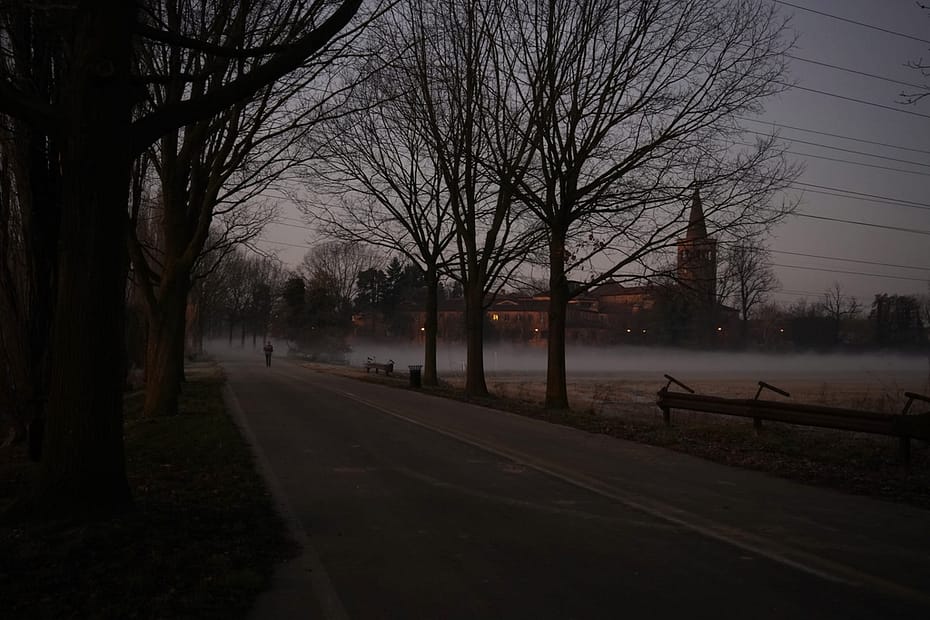 Abbazia di Viboldone all'alba accarezzata dalla nebbia